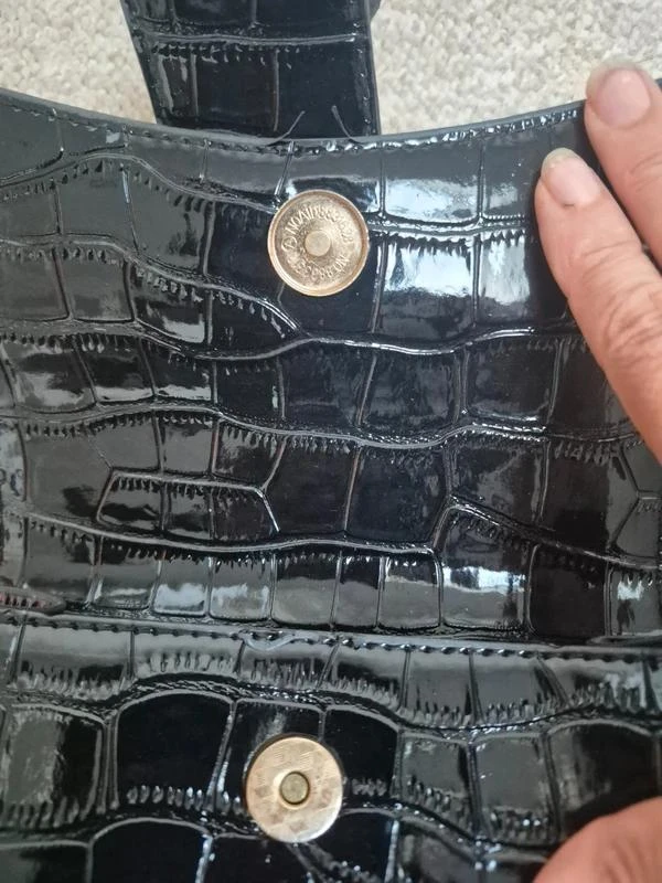 Bolso negro efecto cocodrilo barnizado estilo Y2K – photo 4